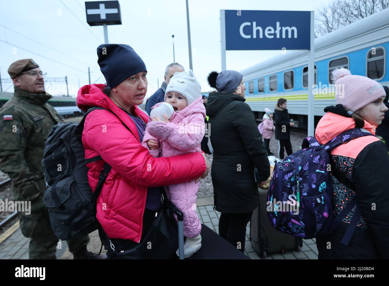 02.03.2022, Polonia, Lubelskie, Chelm - Ucraina guerra: Treno con i rifugiati ucraini della ferrovia Ucraina raggiunge la stazione della città vicino alla P Foto Stock