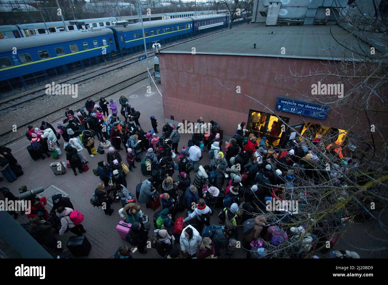 02.03.2022, Polonia, Lubelskie, Chelm - Ucraina guerra: Treno con i rifugiati ucraini della ferrovia Ucraina raggiunge la stazione della città vicino al Polis Foto Stock