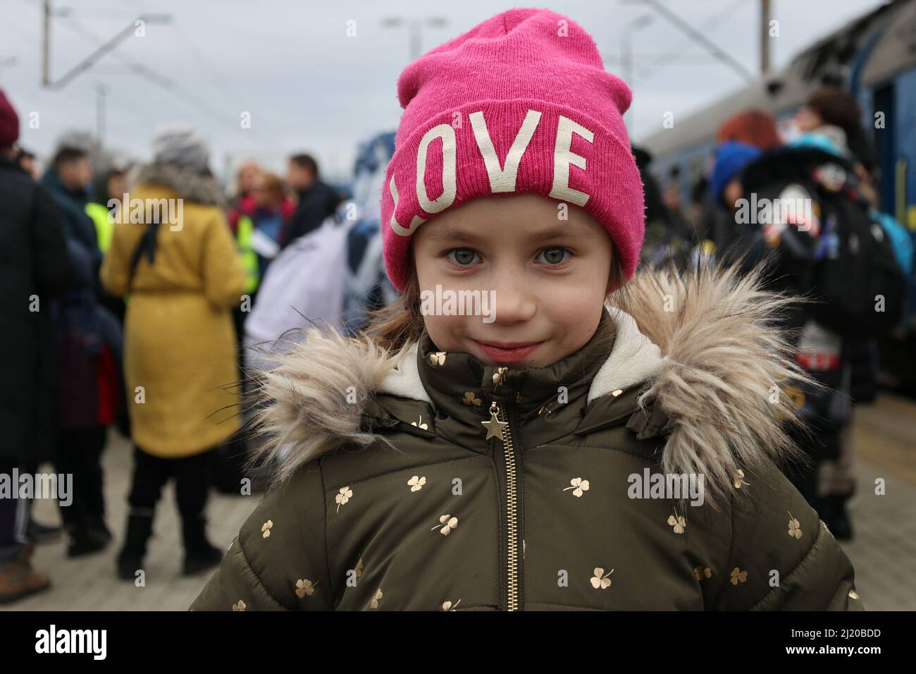 02.03.2022, Polonia, Lubelskie, Chelm - Ucraina guerra: Treno con i rifugiati ucraini della ferrovia Ucraina arriva alla stazione della città vicino a. Foto Stock