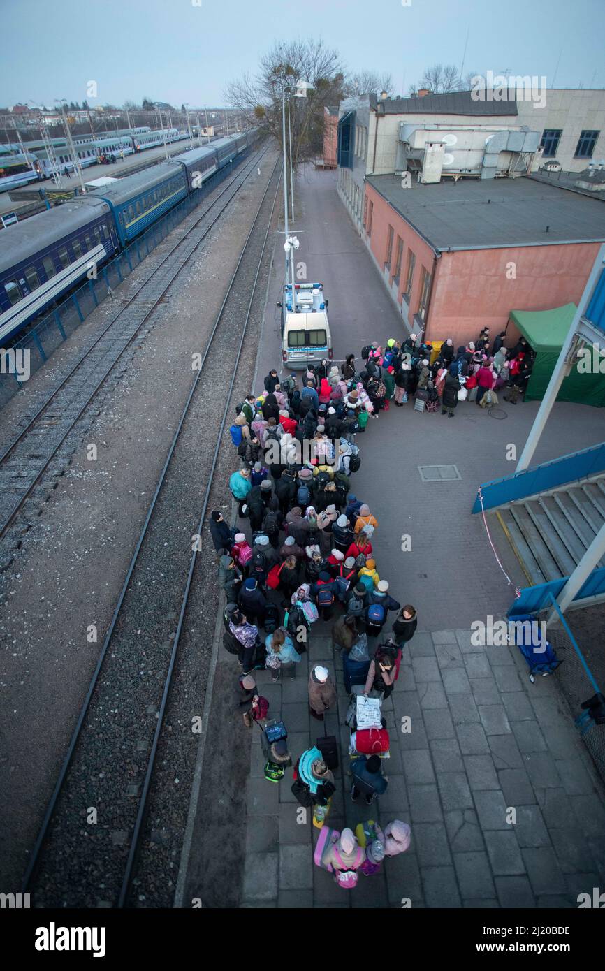 17.03.2022, Polonia, Lubelskie, Chelm - Ucraina guerra: Rifugiati ucraini della ferrovia Ucraina che arrivano in treno coda per l'iscrizione al platfo Foto Stock