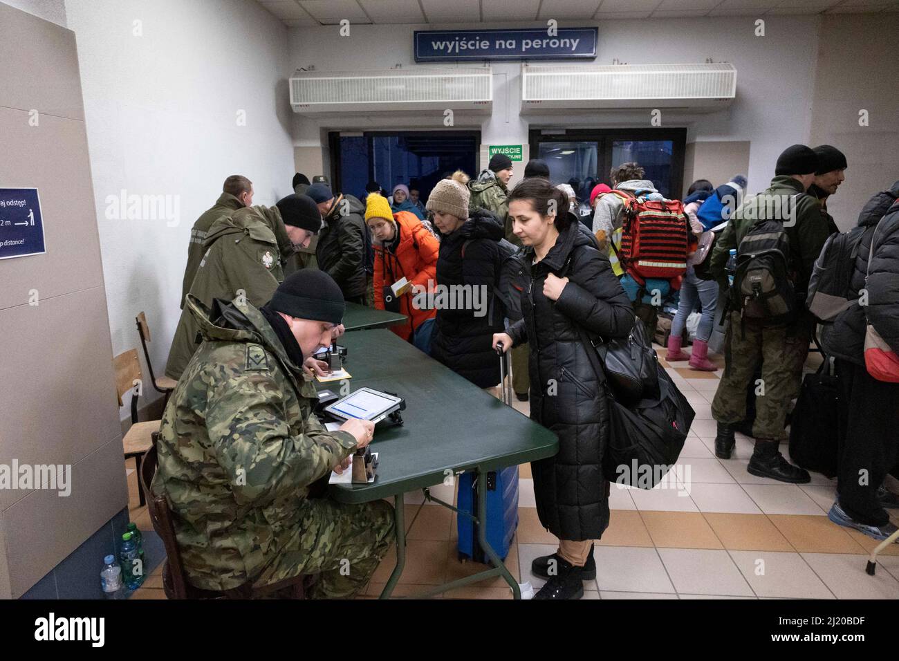 02.03.2022, Polonia, Lubelskie, Chelm - Ucraina guerra: I rifugiati ucraini raggiungono la stazione ferroviaria della città vicino al confine polacco-ucraino, polacco Foto Stock
