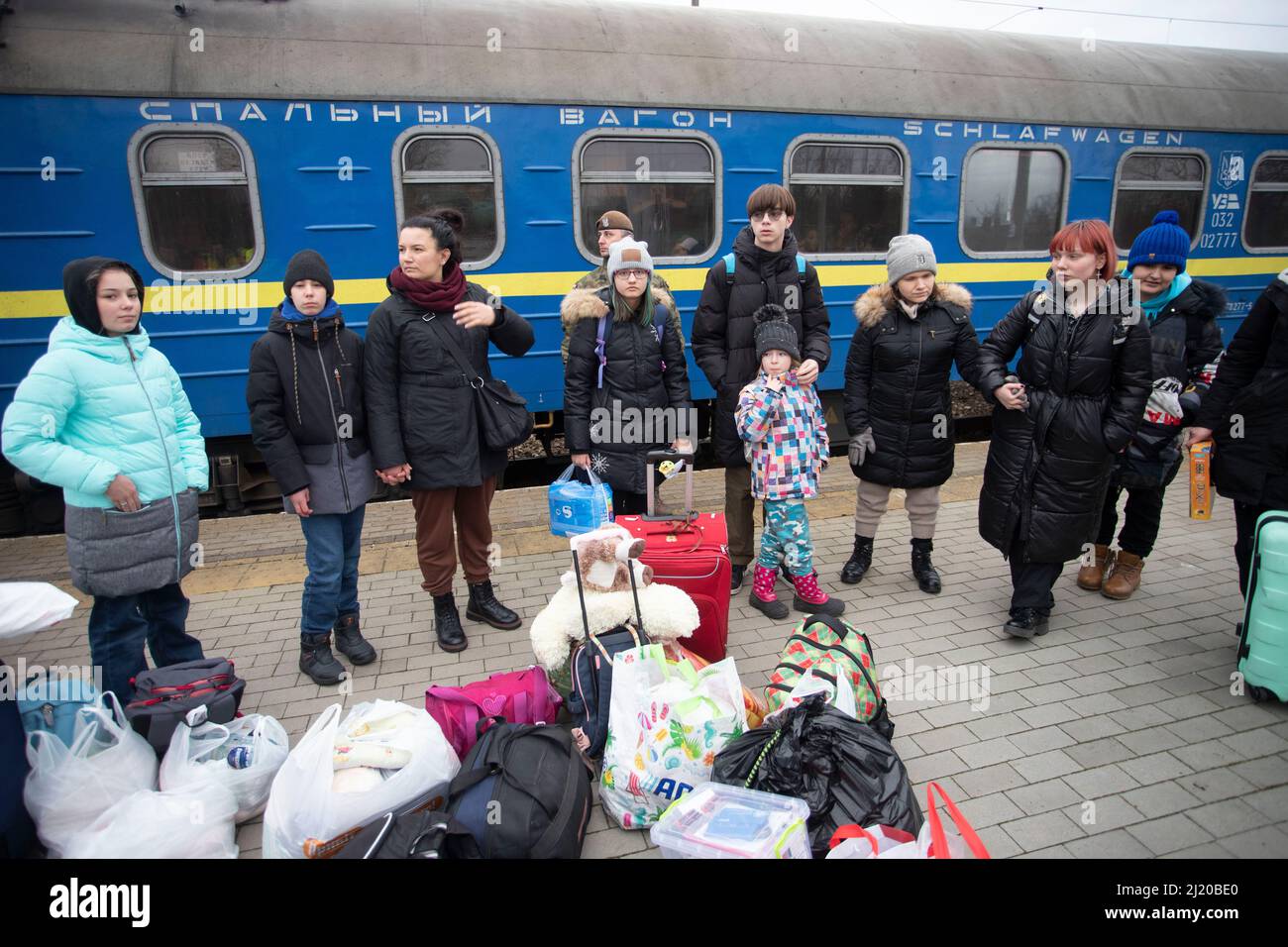 02.03.2022, Polonia, Lubelskie, Chelm - Ucraina guerra: Treno con i rifugiati ucraini della ferrovia Ucraina raggiunge la stazione della città vicino al Polis Foto Stock