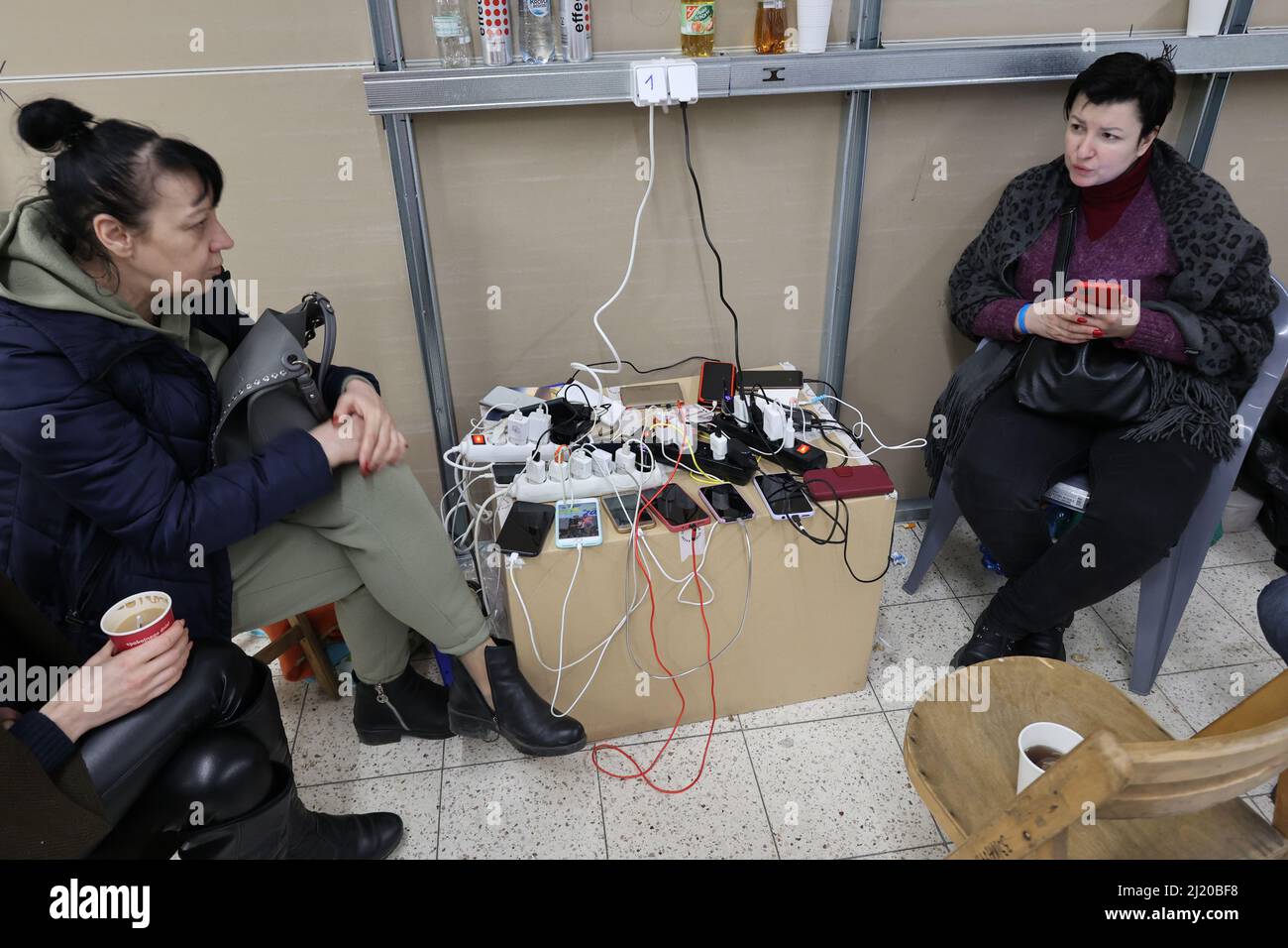 06.03.2022, Polonia, Podkarpackie, Przemysl - Ucraina guerra: Rifugio di emergenza per i rifugiati ucraini in ex centro commerciale. 0MM220306D033CARO.JPG [M Foto Stock