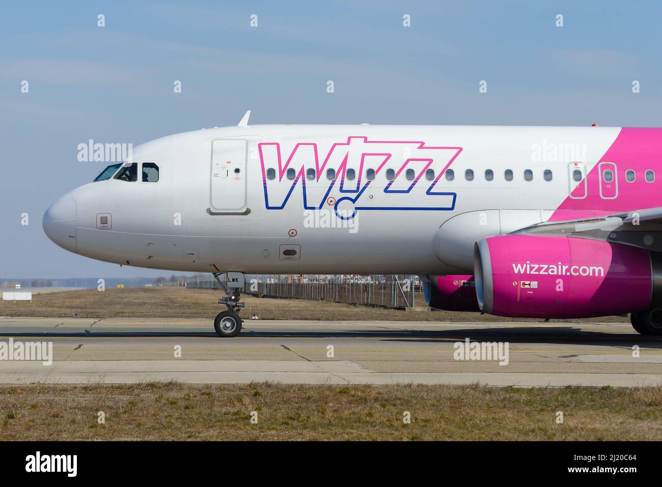 Aereo Wizz Air Airbus A320. Linea aerea europea a basso costo WizzAir Ungheria con velivolo A320. Piano ha-LWK. Foto Stock