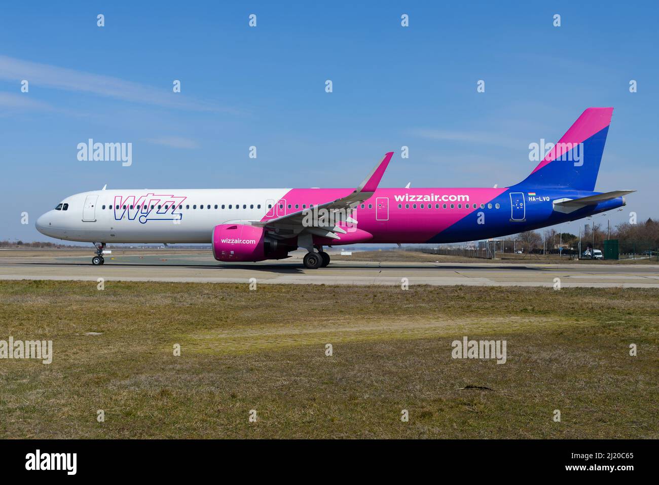 Velivolo Wizz Air Airbus A321 neo. Linea aerea europea a basso costo WizzAir con velivolo A321. Piano ha-LVQ. Foto Stock