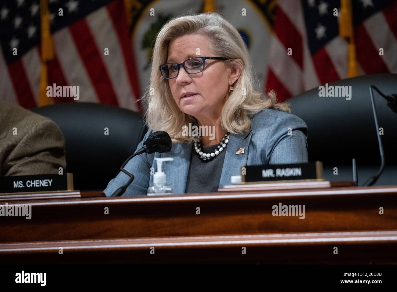 Il rappresentante Liz Cheney (R-WO), membro di classificazione, esprime osservazioni durante un comitato di selezione della Camera per indagare sull'attacco del gennaio 6th all'udienza del Campidoglio degli Stati Uniti per raccomandare che la Camera dei rappresentanti citi Peter Navarro e Daniel Scavino, Jr. Per disprezzo criminale del Congresso, presso il Campidoglio degli Stati Uniti, a Washington, DC, lunedì 28 marzo, 2022. Il Comitato per la selezione della Camera ha votato per tenere in disprezzo entrambi gli ex funzionari dell’amministrazione Trump dopo aver presentato le prove che erano a conoscenza degli eventi di quel giorno e che non avevano obbedito a una sottomessa del Congresso. (Graeme Slo Foto Stock