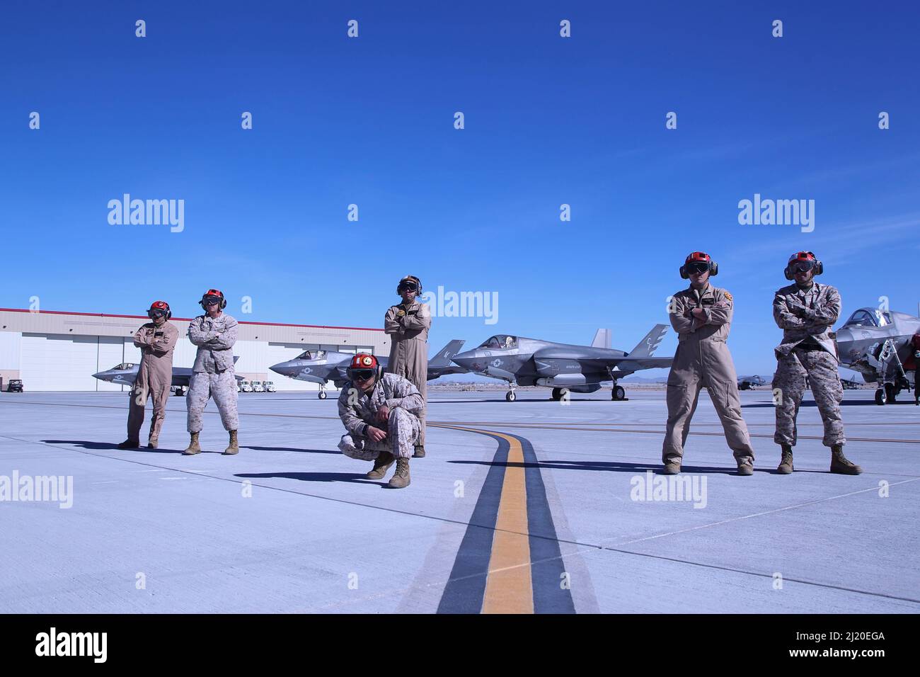 I Marines degli Stati Uniti assegnati alle armi e tattiche dell'aviazione marina Squadron uno (MAWTS-1), supervisionano come ordnance è disposto su un F-35B Lightning II, durante le armi e tattiche istruttore (WTI) corso 2-22 alla stazione aerea del corpo di Marina Yuma, Arizona, 22 marzo 2022. WTI è un evento di formazione di sette settimane ospitato da MAWTS-1, che fornisce formazione tattica avanzata standardizzata e la certificazione delle qualifiche di istruttore di unità per supportare addestramento e preparazione dell'aviazione marina, e assiste nello sviluppo e nell'impiego di armi e tattiche di aviazione. (STATI UNITI Foto del corpo marino di Lance CPL. Daniel Childs) Foto Stock