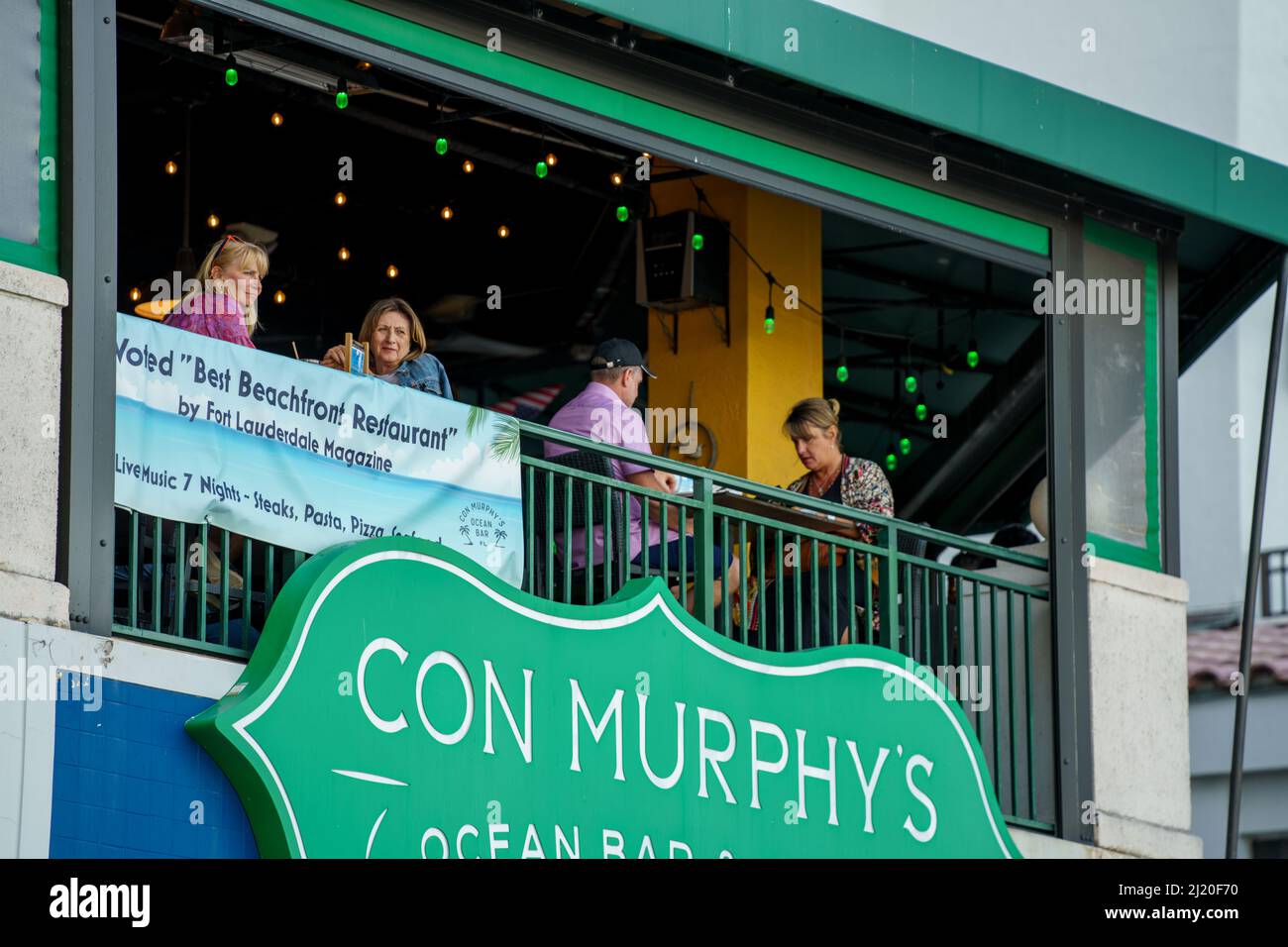 Fort Lauderdale, FL, USA - 27 marzo 2022: Pasti presso il con Murphys Ocean Bar Grill Foto Stock