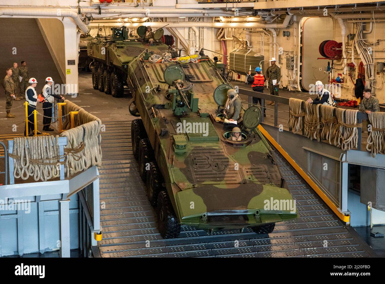 I marinai della Marina degli Stati Uniti assegnati al molo di trasporto anfibio USS Anchorage (LPD 23) conducono l'addestramento all'acqua con i veicoli di combattimento anfibi (ACV) assegnati al Battaglione anfibio di Assault 3rd, Divisione Marina 1st, marzo 9. Anchorage sta conducendo operazioni di routine nella flotta USA 3rd. Foto Stock