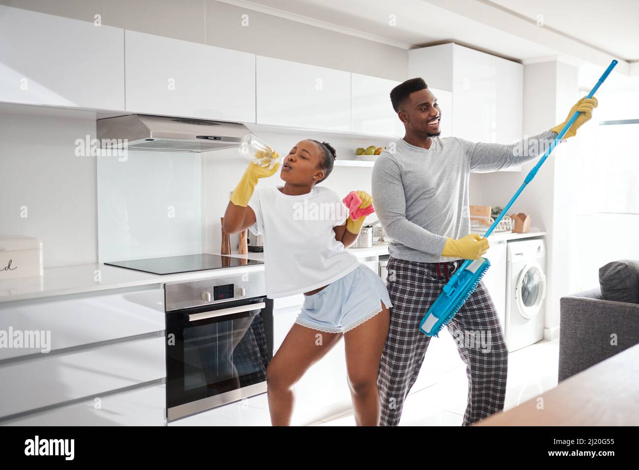 La differenza tra ordinario e straordinario è un po' in più. Scatto di una giovane coppia felice che si diverte mentre pulisce la cucina a casa. Foto Stock