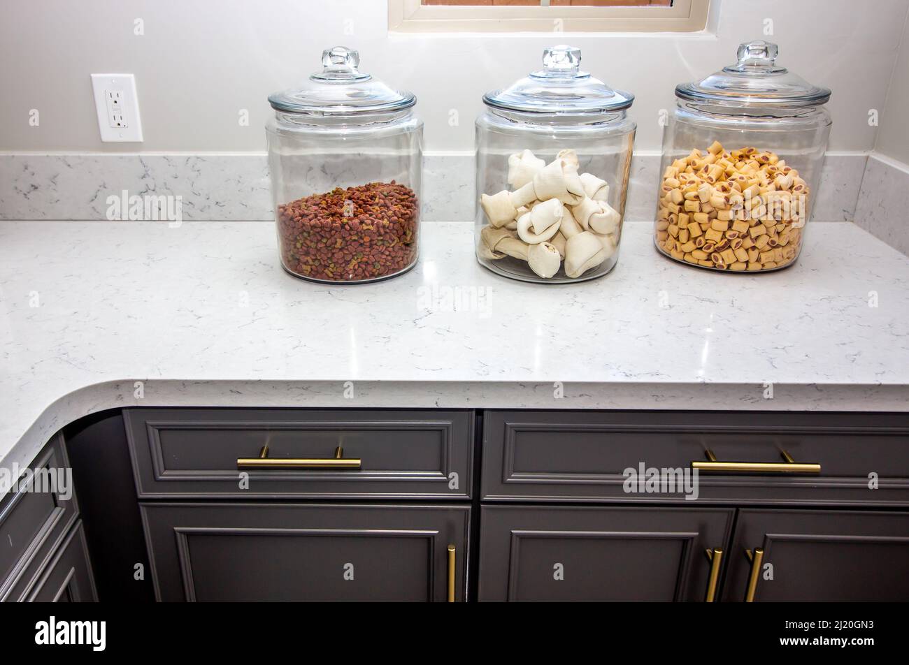 Banco cucina con tre contenitori di vetro di dolci per cani Foto Stock