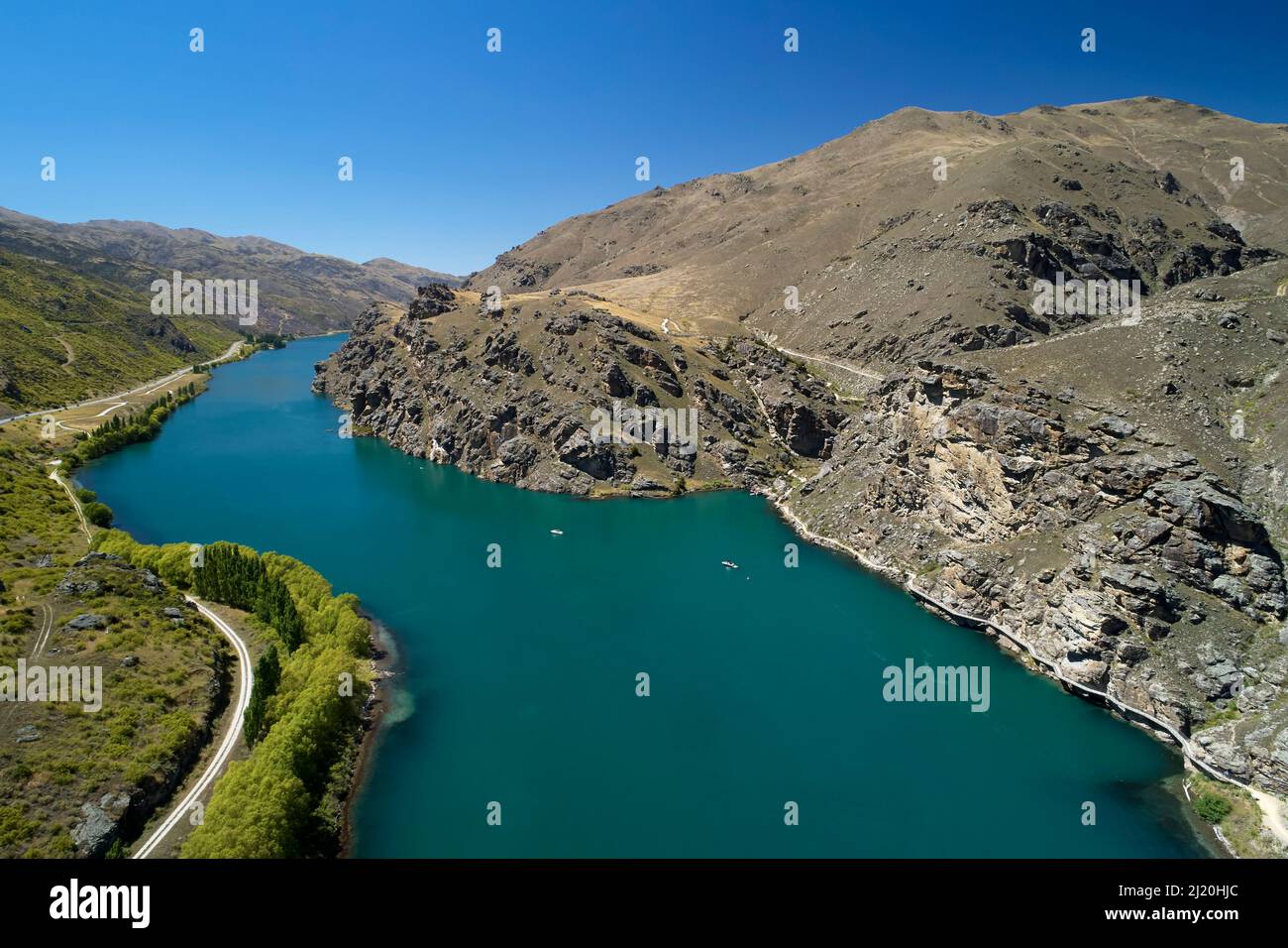 Lake Dunstan e Lake Dunstan Cycle Trail (sulla destra), vicino a Cromwell, Central Otago, South Island, Nuova Zelanda Foto Stock