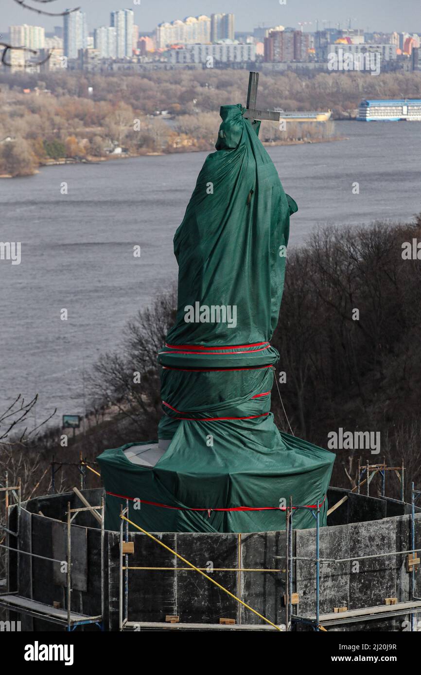 Una costruzione speciale protegge il monumento al Principe Volodymyr il Grande da possibili scellerazioni russe nel Parco della collina di Volodymyrska (collina di St Volodymyr), Kyiv, capitale dell'Ucraina, 27 marzo 2022. Foto di Pavlo Bagmut/Ukrinform/ABACAPRESS.COM Foto Stock