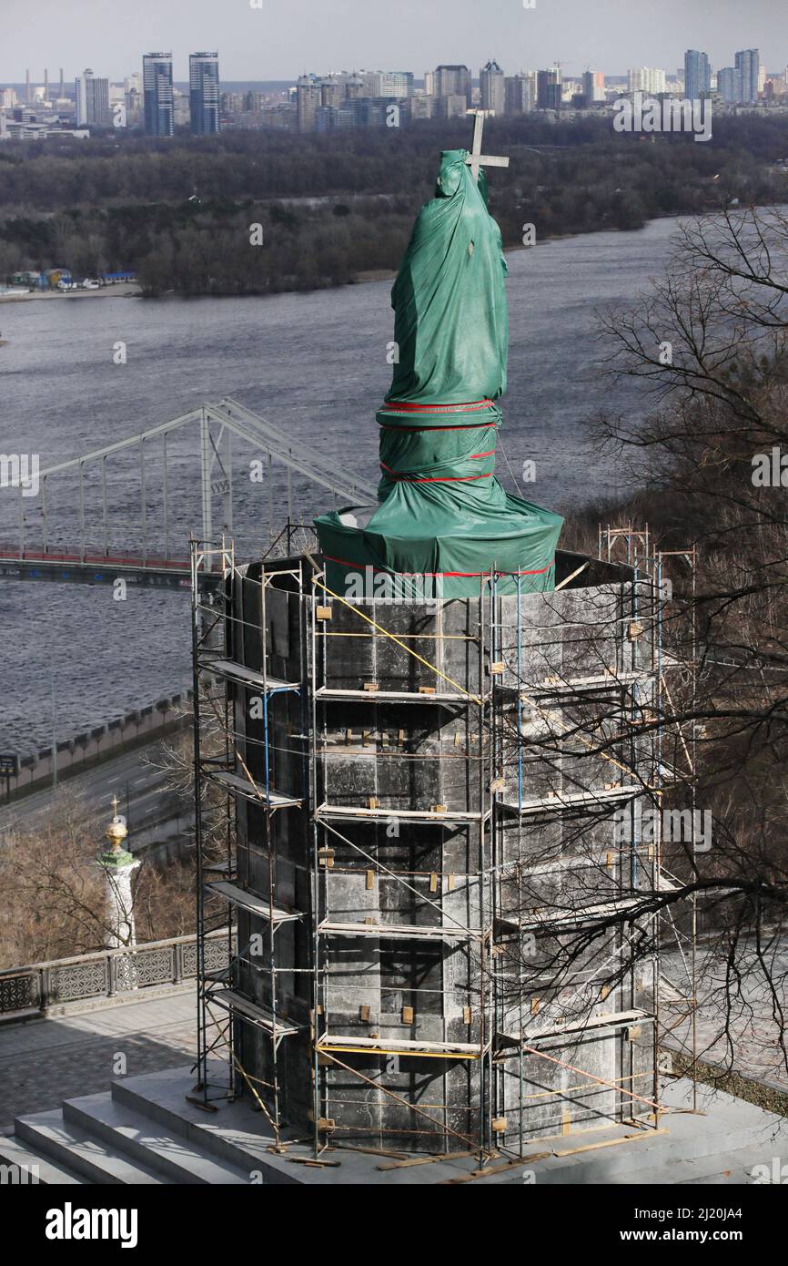 Una costruzione speciale protegge il monumento al Principe Volodymyr il Grande da possibili scellerazioni russe nel Parco della collina di Volodymyrska (collina di St Volodymyr), Kyiv, capitale dell'Ucraina, 27 marzo 2022. Foto di Pavlo Bagmut/Ukrinform/ABACAPRESS.COM Foto Stock