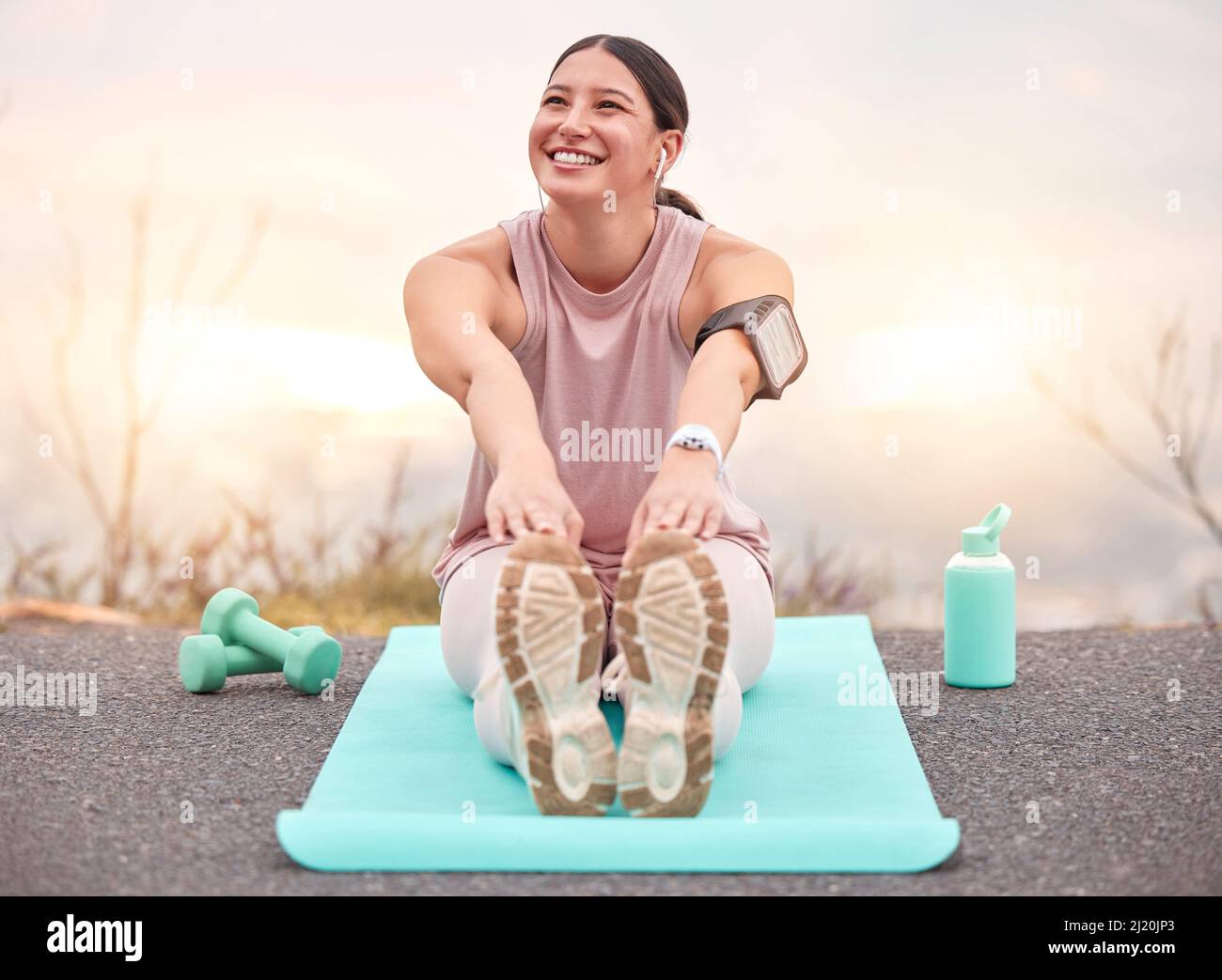 Posso toccare le dita dei piedi. Scatto di una giovane atleta femminile che si allunga prima di una corsa in natura. Foto Stock Posso toccare le dita dei piedi. Scatto di una giovane atleta femminile che si allunga prima di una corsa in natura. Foto Stock