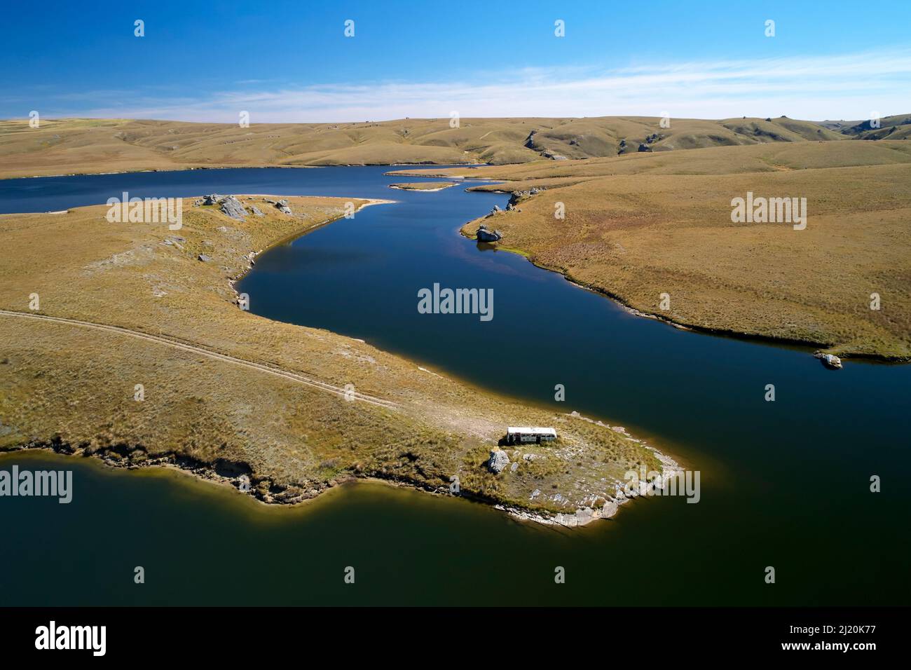 Autobus Old Dunedin da Logan Burn Reservoir (alias Great Moss Swamp), vicino Old Dunstan Trail, Central Otago, South Island, Nuova Zelanda - aereo drone Foto Stock