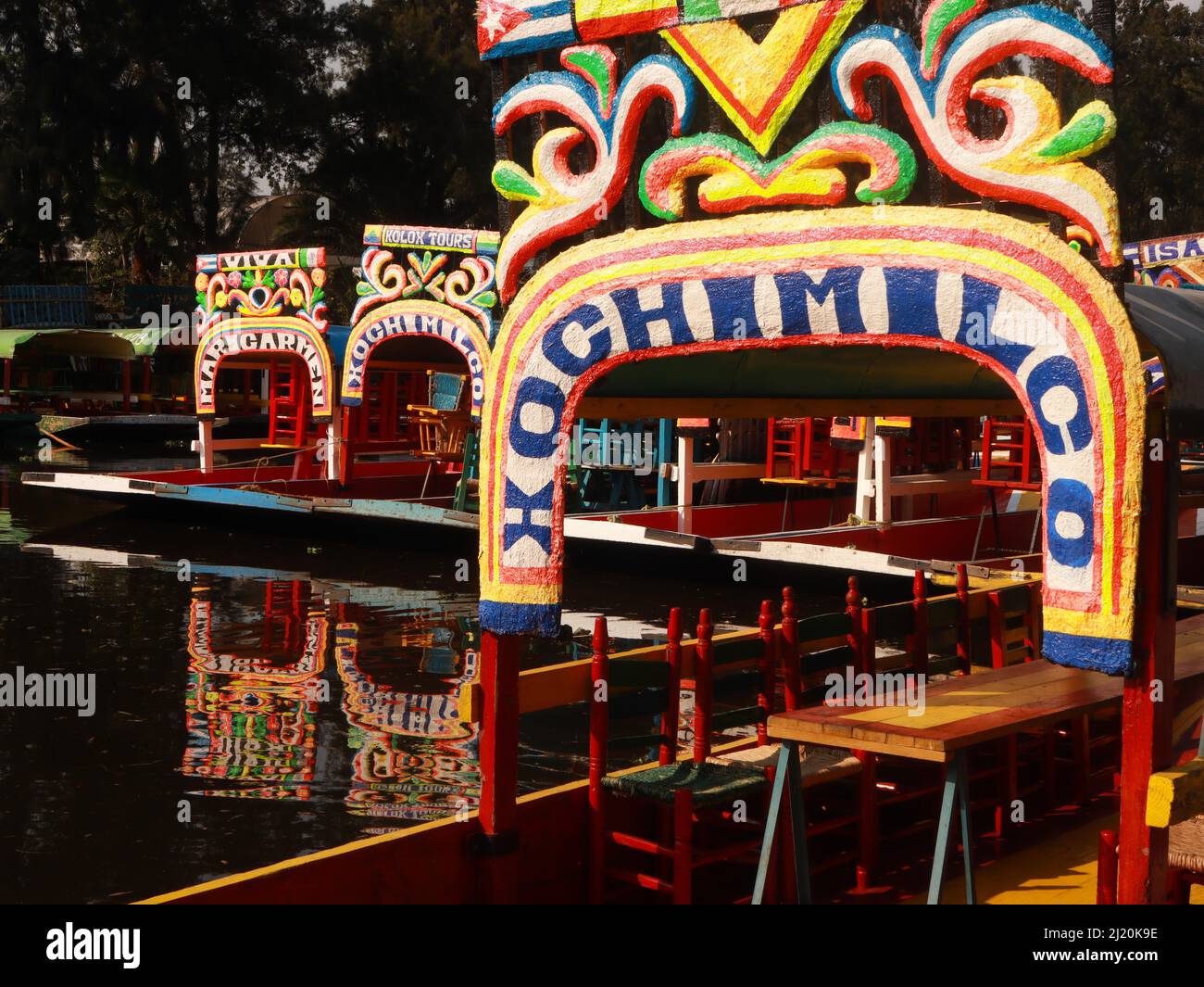 Trajineras nel canale Xochimilco del Messico, un luogo bello e popolare pieno di colori, sito tradizionale. Turismo popolare in città del messico Foto Stock