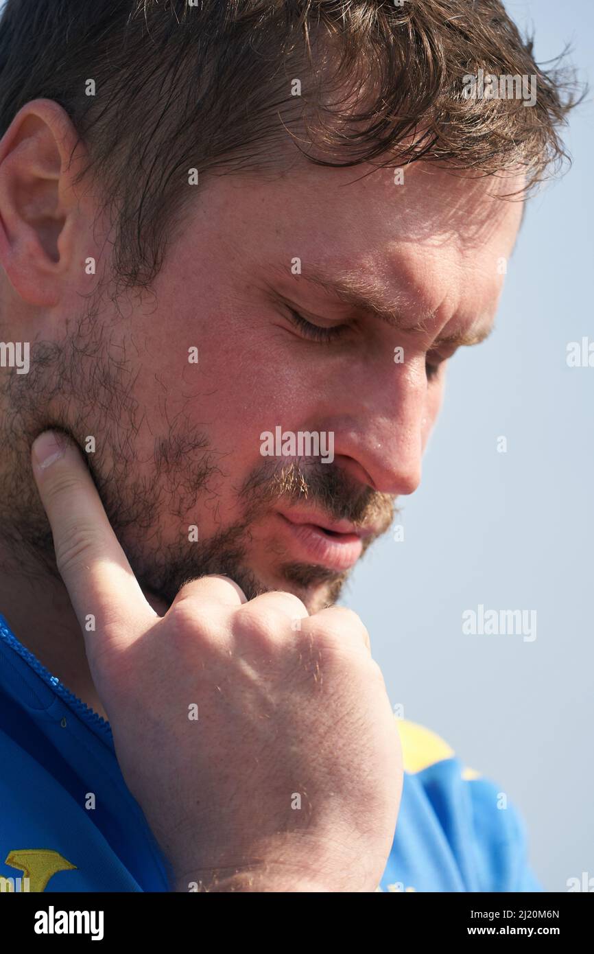 28 marzo 2022, Baviera, Großwallstadt: Il portiere di pallamano nazionale ucraino Gennadiy Komok durante l'allenamento in un campo sportivo a Großwallstadt. La squadra di allenatore nazionale Slava Lochmann aveva lasciato la zona di guerra nel loro paese d'origine all'inizio della settimana grazie ad uno speciale decreto del Ministero dello Sport ucraino ed è attualmente ospitata - insieme alle loro famiglie - a Großwallstadt. Foto: Thomas Frey/dpa Foto Stock