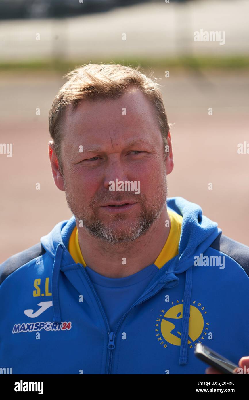 28 marzo 2022, Baviera, Großwallstadt: L'allenatore di pallamano nazionale ucraino Slava Lochmann durante l'allenamento in un campo sportivo a Großwallstadt. La squadra di allenatore nazionale Slava Lochmann aveva lasciato la zona di guerra nel suo paese d'origine all'inizio della settimana grazie ad uno speciale decreto del Ministero dello Sport ucraino ed è attualmente ospitata - insieme alle loro famiglie - a Großwallstadt. Foto: Thomas Frey/dpa Foto Stock