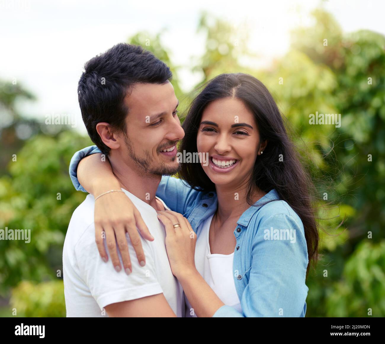 Un abbinamento perfetto. Scatto corto di una giovane coppia affettuosa che si abbraccia mentre si alza all'aperto. Foto Stock