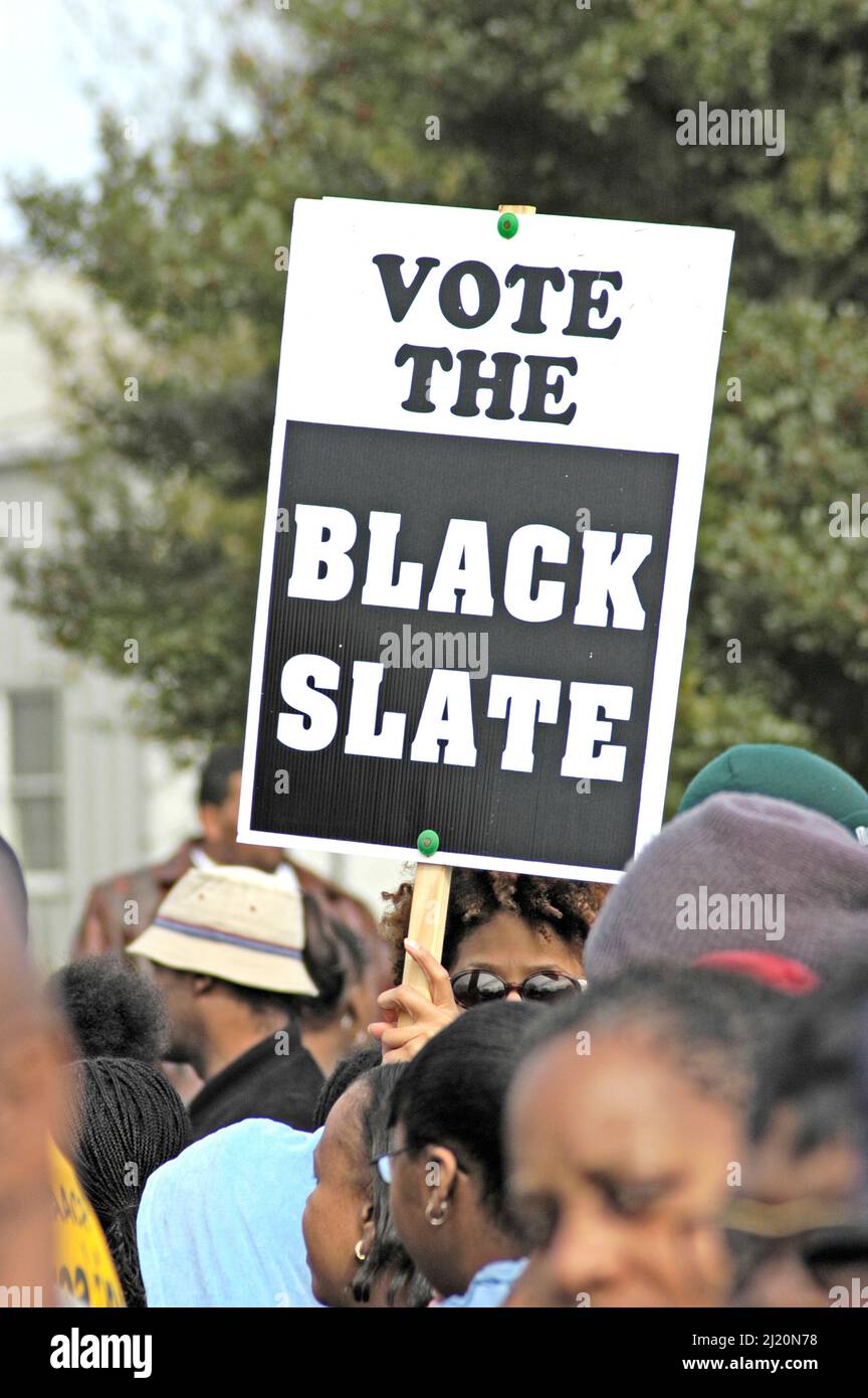 Afro Demo su uccisioni di polizia di neri in Georgia, No lavoro, No Pace, No Giustizia, Columbus GA USA Vota, Face Power Foto Stock