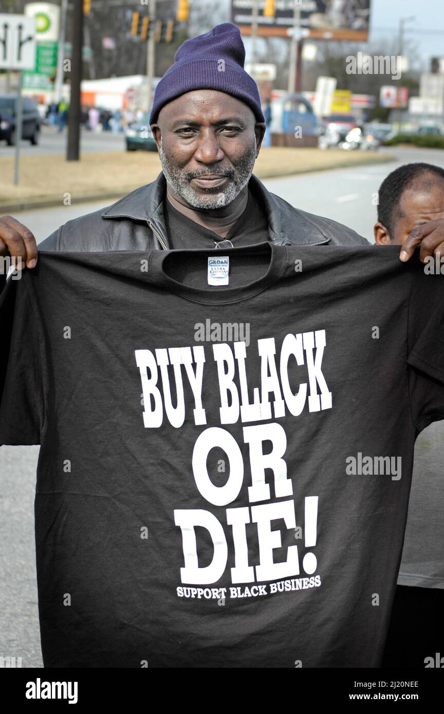 Dimostrazione di uccisioni di polizia di neri in Georgia, No Jobs, No Peace, No Justice, Columbus GA USA; faccia il potere dei soldi, compri il commercio etnico nero Foto Stock