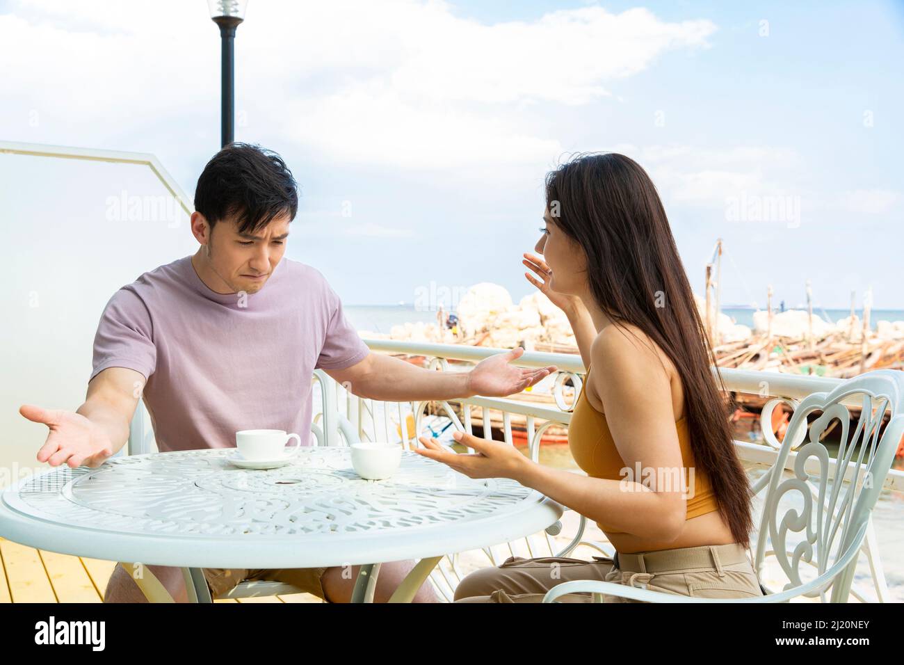 La coppia si trova al ristorante con vista sull'oceano - foto di scorta Foto Stock