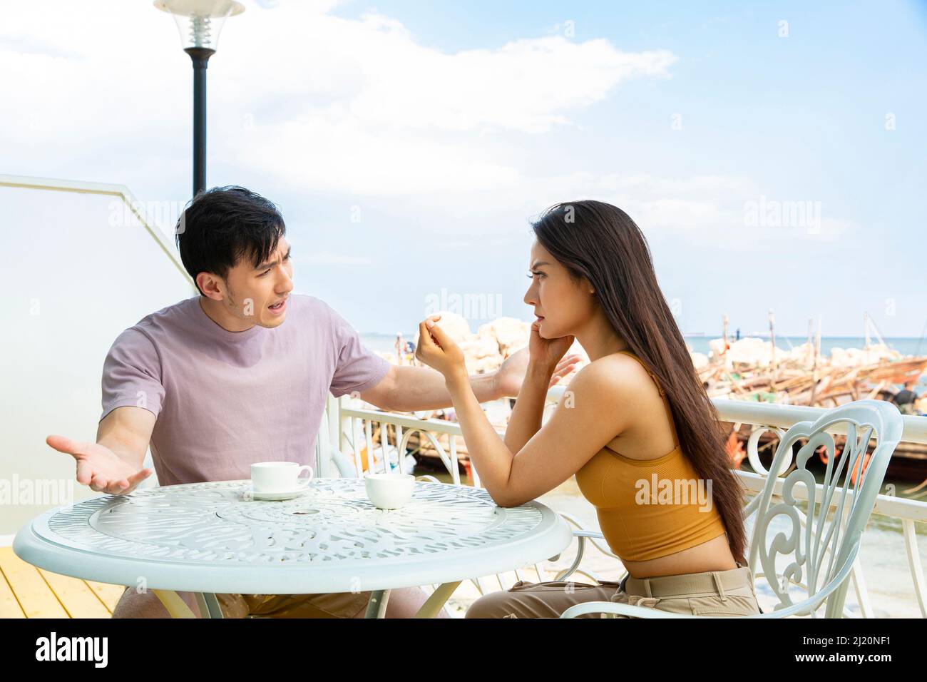 La coppia si trova al ristorante con vista sull'oceano - foto di scorta Foto Stock