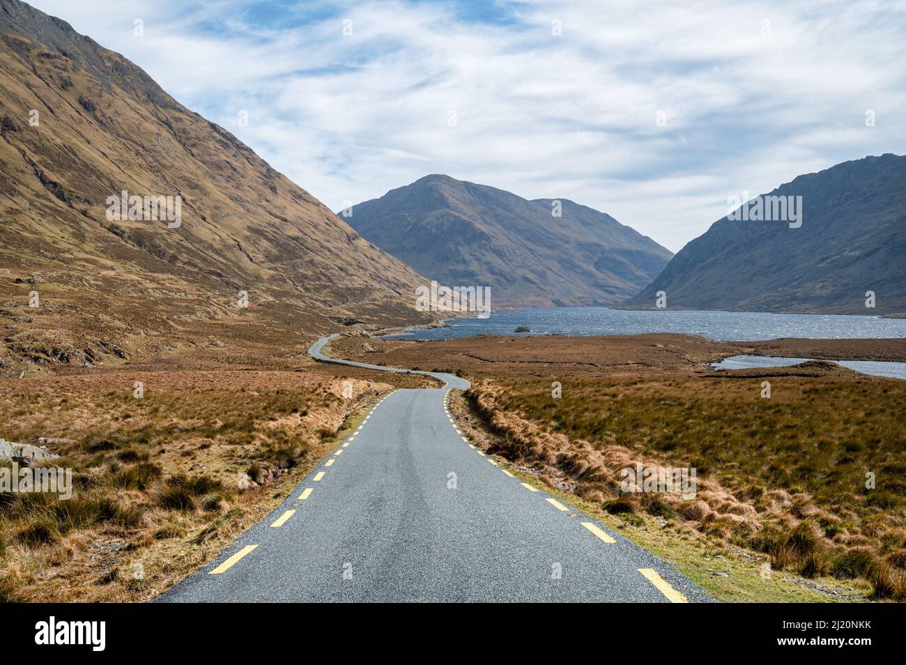 Strada di montagna romantica attraverso la valle di Doolough nella contea di Mayo, Irlanda Foto Stock