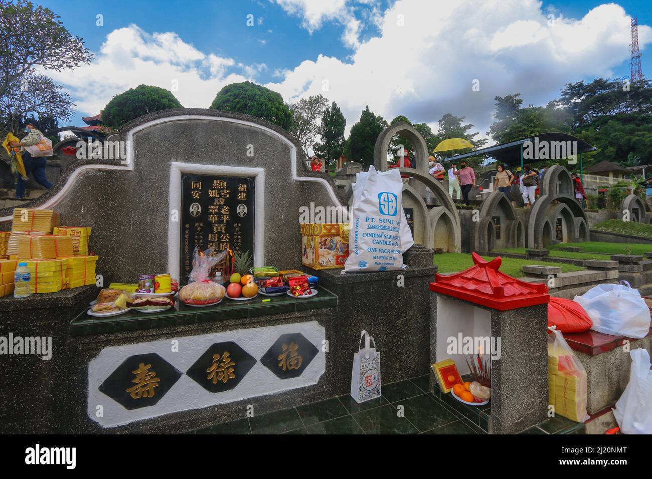 Accogliendo la celebrazione di Cheng Beng, gli indonesiani cinesi si recano in pellegrinaggio al cimitero cinese di Bogor, Indonesia, il 27 marzo 2021 Foto Stock