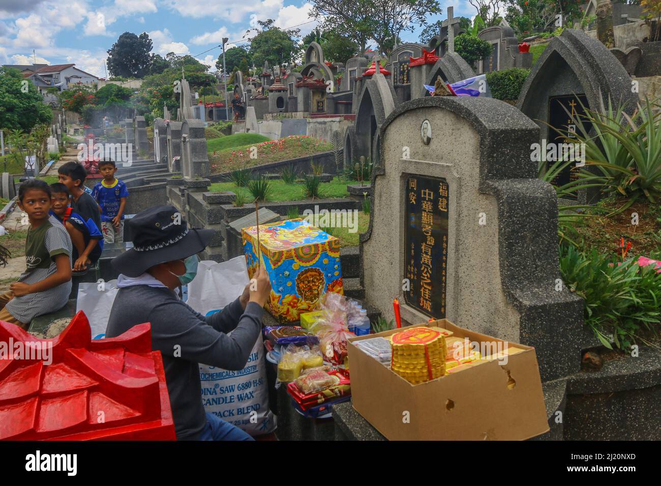 Accogliendo la celebrazione di Cheng Beng, gli indonesiani cinesi si recano in pellegrinaggio al cimitero cinese di Bogor, Indonesia, il 27 marzo 2021 Foto Stock