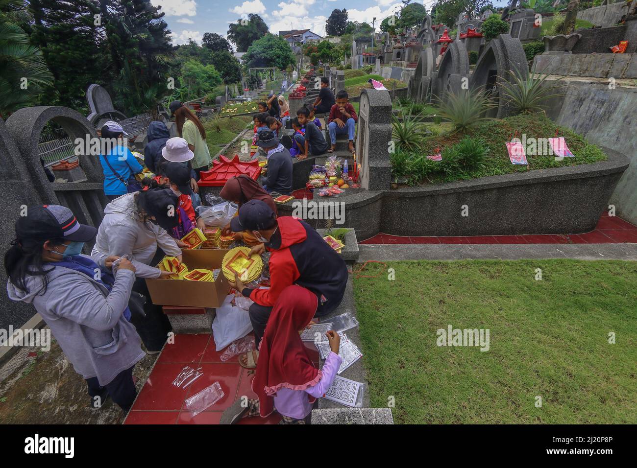 Accogliendo la celebrazione di Cheng Beng, gli indonesiani cinesi si recano in pellegrinaggio al cimitero cinese di Bogor, Indonesia, il 27 marzo 2021 Foto Stock