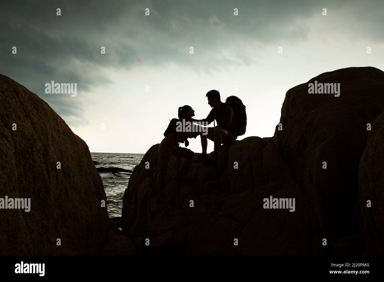 Coppia di alpinista stanno guardando gli occhi l'uno dell'altro, sagome - foto di scorta Foto Stock