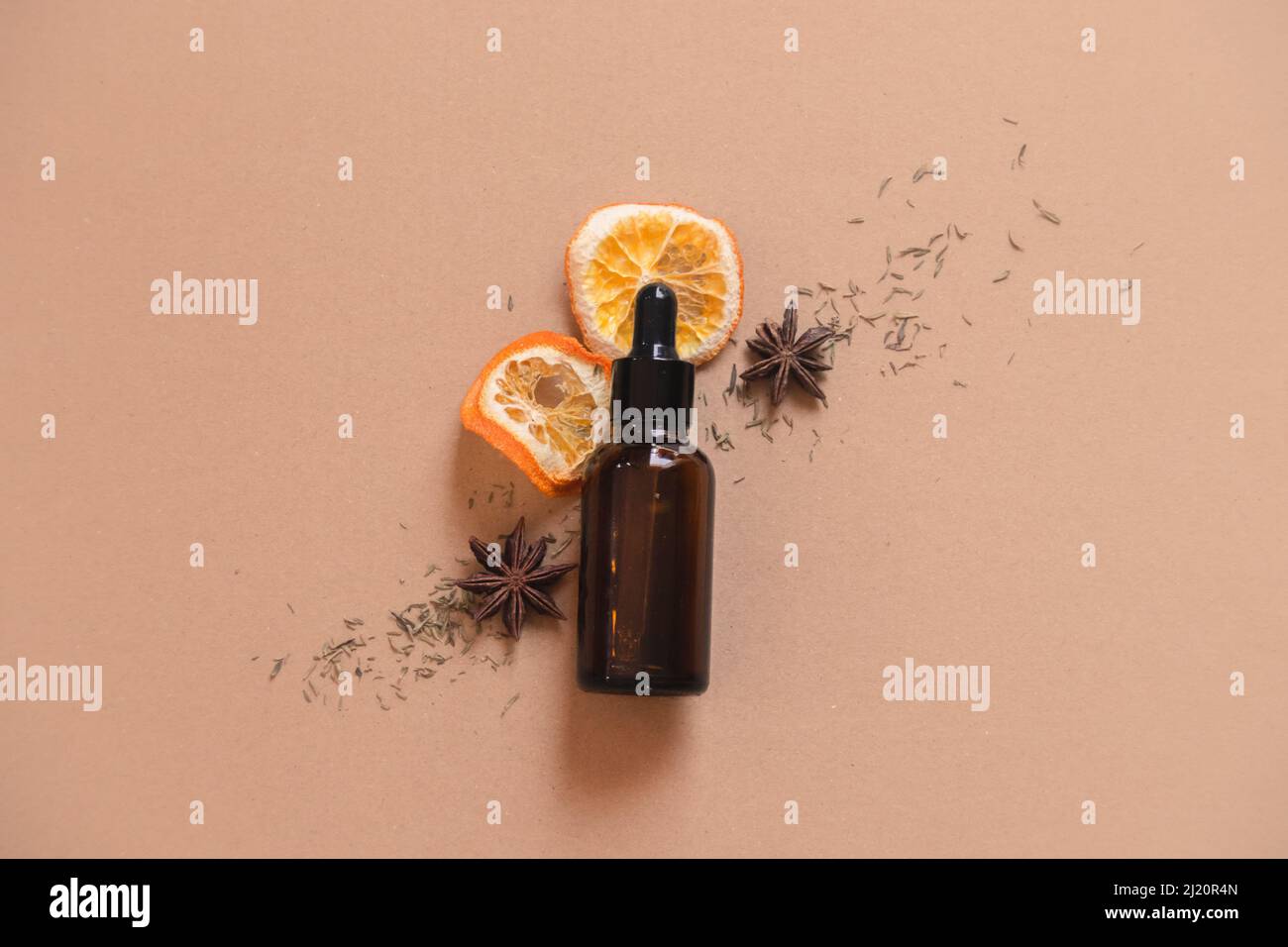 Flacone contagocce in vetro di siero biologico vegano per la cura della pelle che mostra un comfort sostenibile Foto Stock