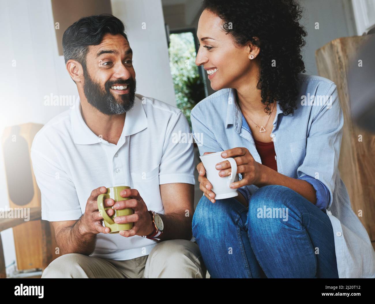 Recuperare con il caffè. Scatto di un giovane rilassato che si gode la giornata a casa insieme. Foto Stock