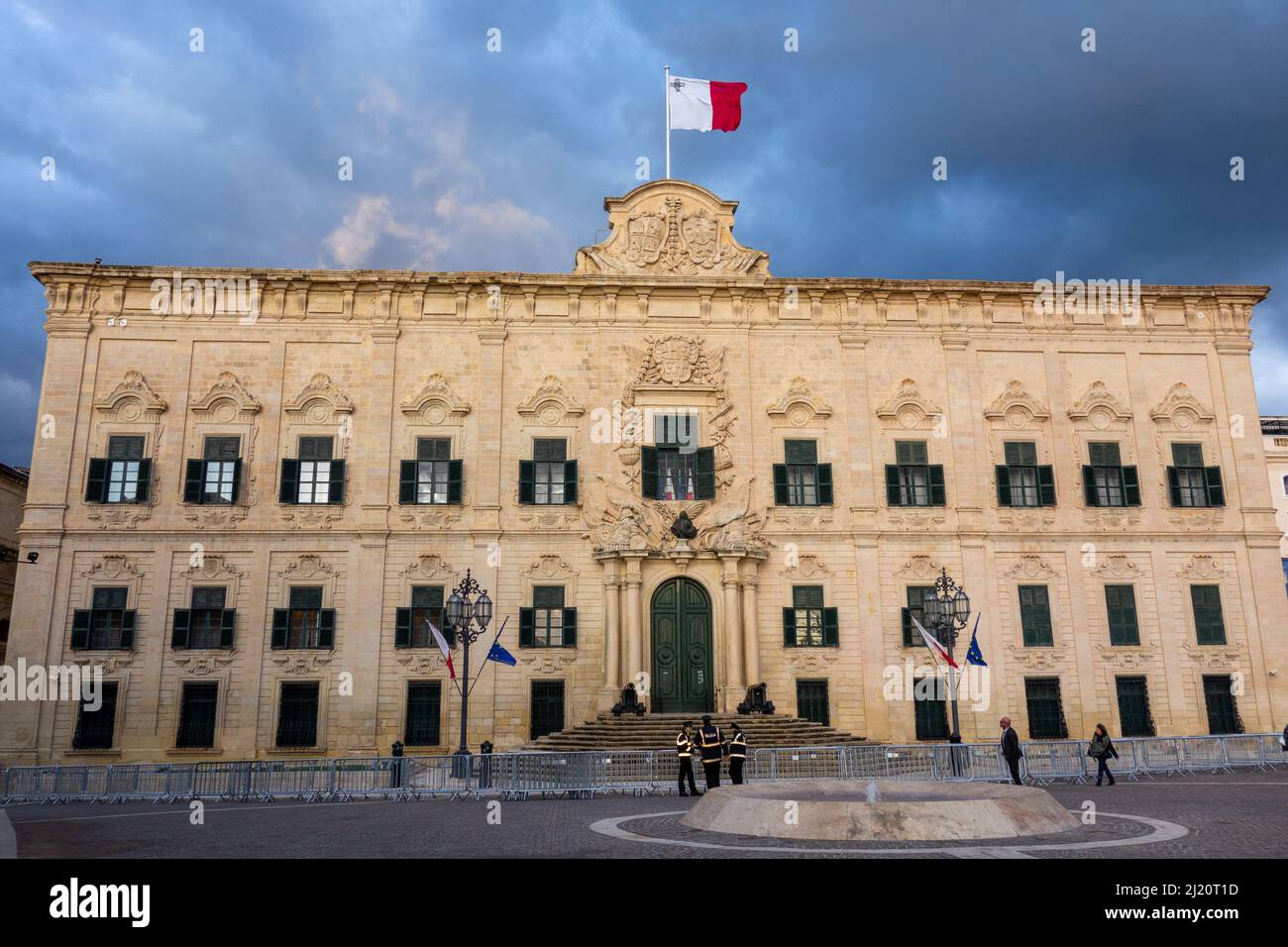 L'Auberge de Castille o la Kastilja il-Berġa è stata una locanda barocca del 1740s e oggi ospita l'ufficio del primo ministro. Valletta, Malta, dicembre Foto Stock