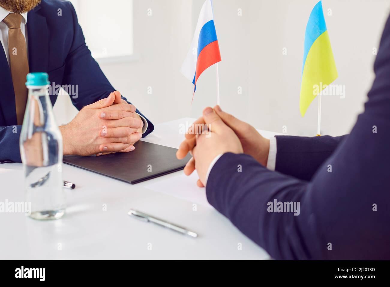 I diplomatici ucraini e russi si riuniscono per negoziare al fine di fermare la guerra in Ucraina Foto Stock