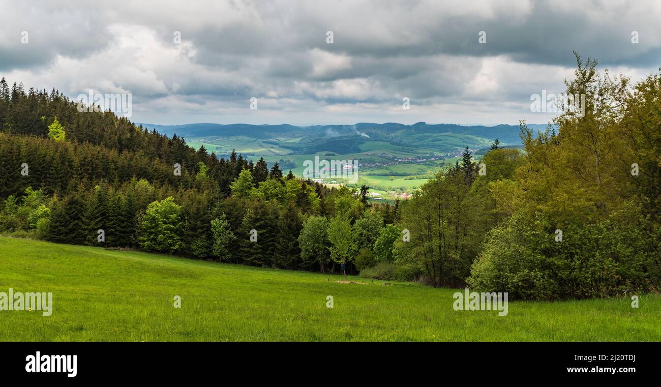 Vista dal prato Bellow Pozar collina cima in Bile Karpaty montagne con Valaske Prikazy villaggio e Vizovicke vrchy montagne sullo sfondo durin Foto Stock