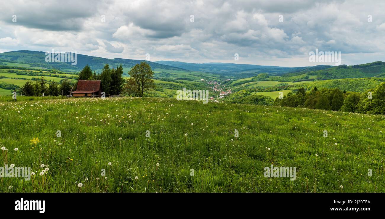 Nedasova Lhota e Navojna villaggi con colline intorno dalla collina laz in Bile Karpaty montagne nella repubblica Ceca durante il giorno nuvoloso primavera Foto Stock