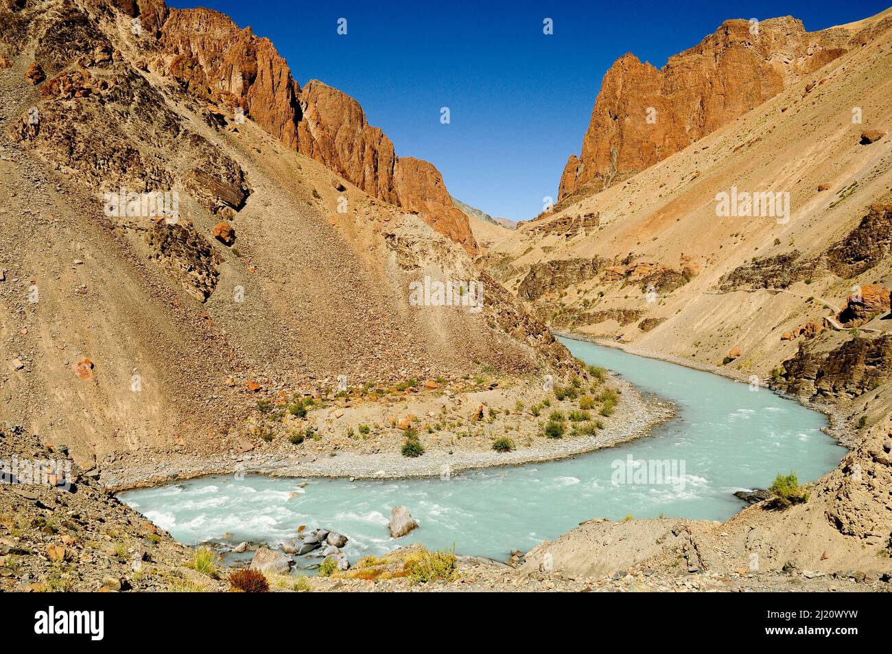 Fiume Tsarap con acqua blu pallido dalla fusione glaciale, e la valle circostante. Zanskar, Ladakh, India. Settembre 2011. Foto Stock