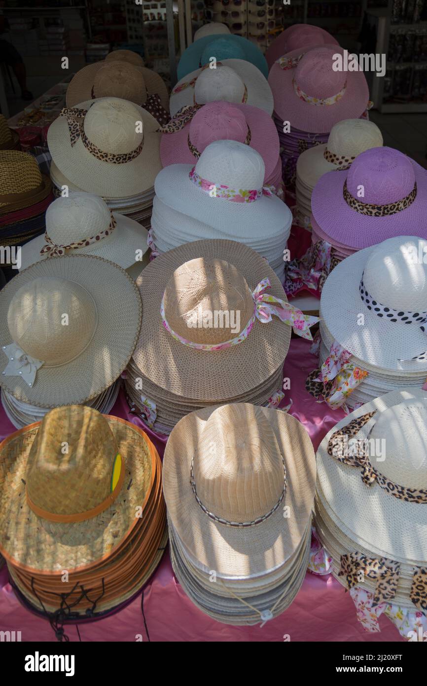 Molti cappelli dal sole. Cappelli da donna firmati dal sole di diversi  colori. Cappelli da spiaggia per l'estate, Design di cappelli da spiaggia  da donna Foto stock - Alamy