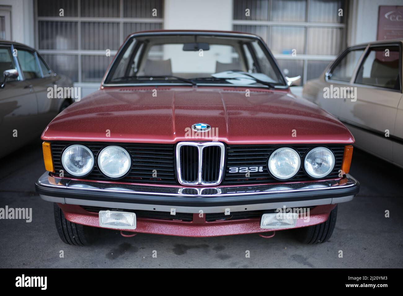Un colpo di una BMW d'epoca rossa in una concessionaria d'auto d'epoca a Seebruck, in Germania Foto Stock