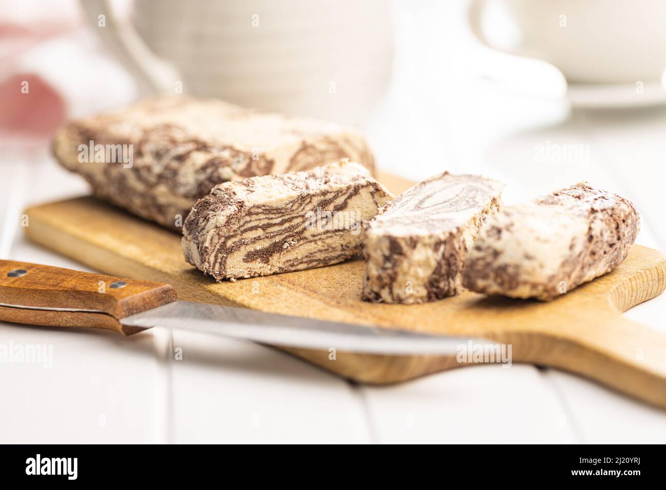 Halva di tahini dolce con aroma di cacao. Dessert turco su un tagliere. Foto Stock