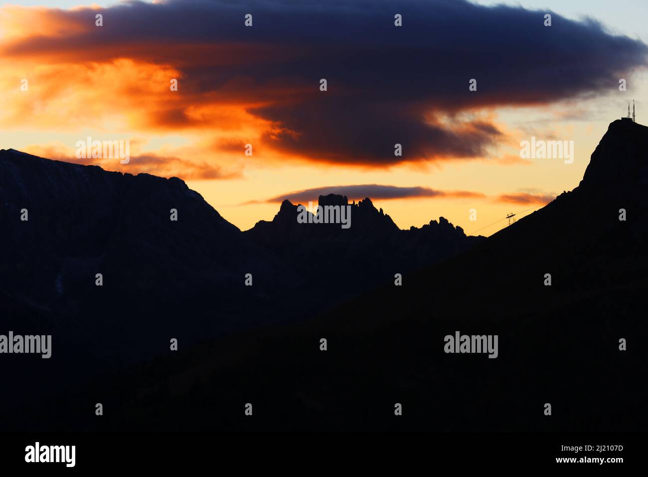Langkofel, Berg, Fels, Dolomiten, Panorama mit atemberaubender Wolkenstimmung und dramatischer Lichtstimmung in Südtirol in den Dolomiten in Italien Foto Stock