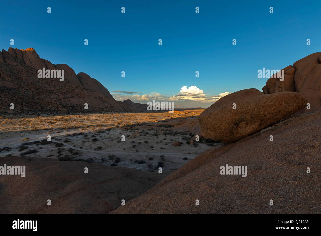 Rocce e picchi di granito calvo a Spitzkoppe nel deserto Namibia Foto Stock