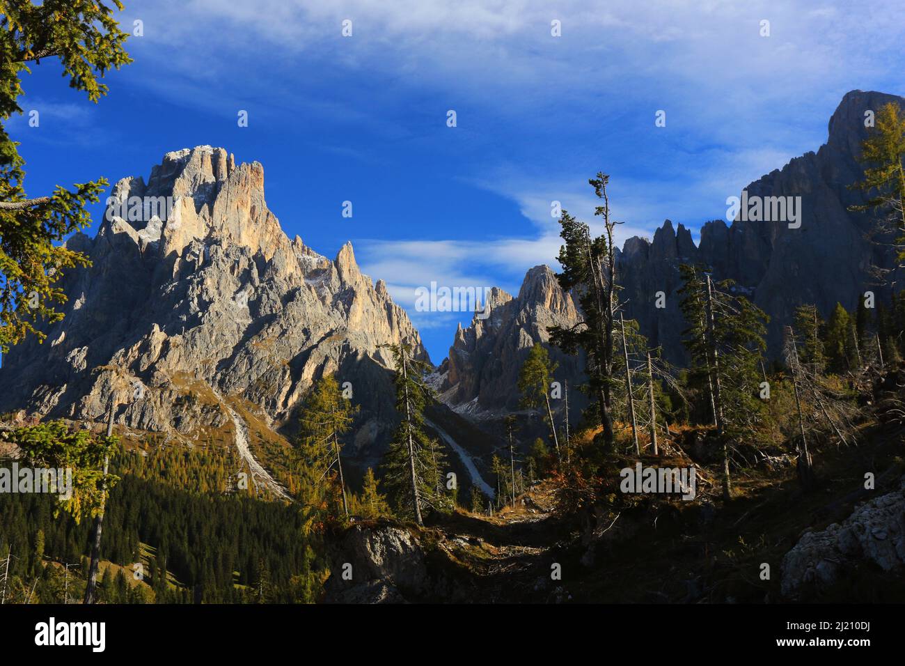 Langkofel, Berg, Fels, Dolomiten, Panorama mit atemberaubender Wolkenstimmung und dramatischer Lichtstimmung in Südtirol in den Dolomiten in Italien Foto Stock