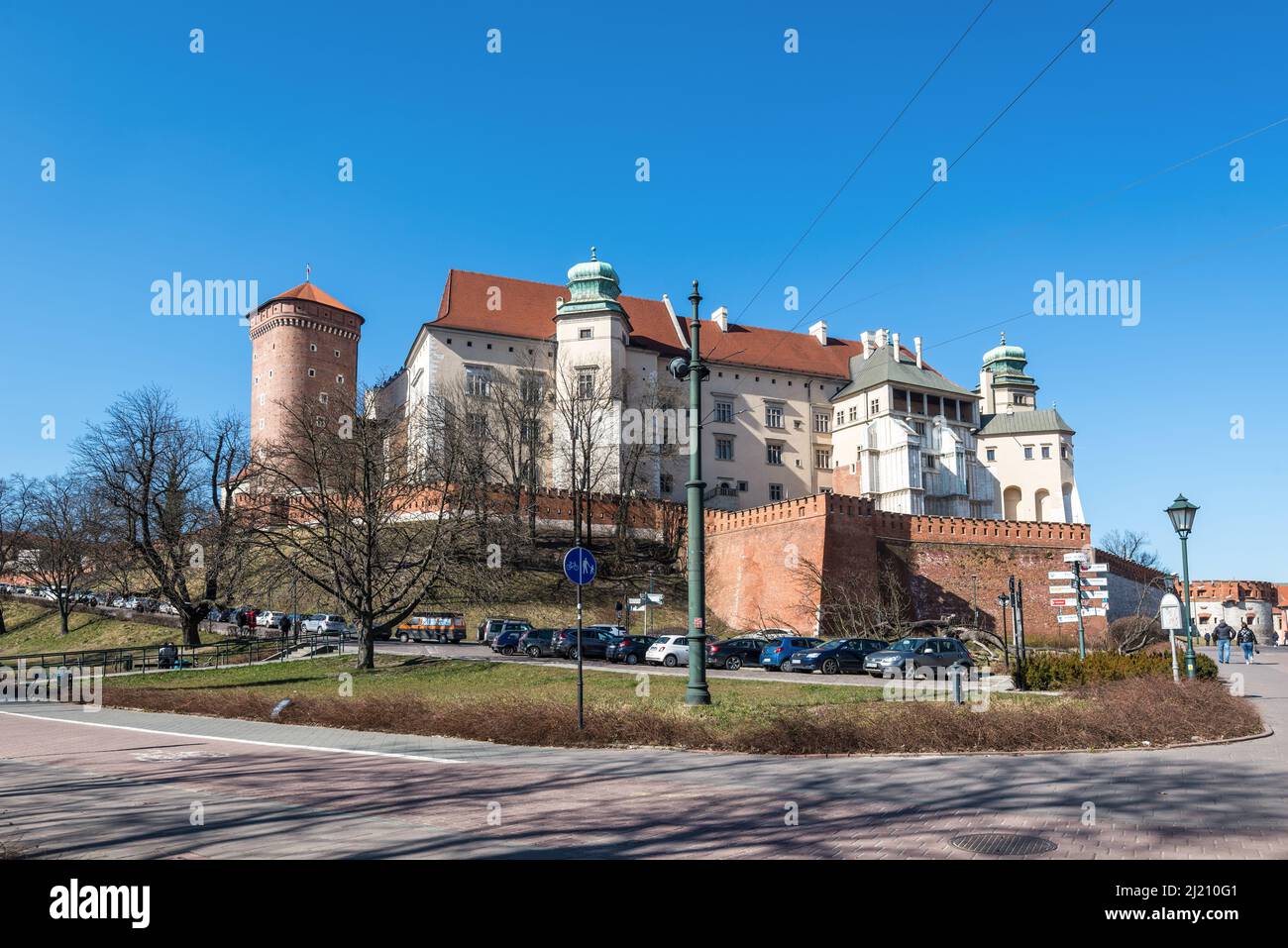 Cracovia, Polonia - 11 marzo 2022: Vista sul Castello reale medievale di Wawel, il primo sito patrimonio mondiale dell'UNESCO al mondo. Foto Stock
