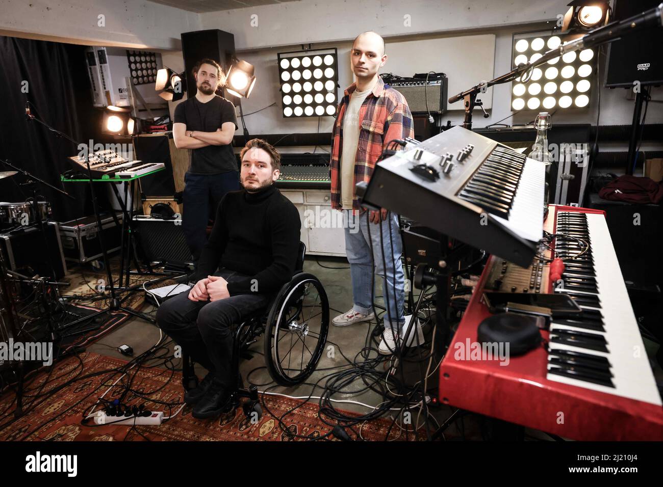 Amburgo, Germania. 25th Feb 2022. I membri della band Fheels, Tobias Nitzbon (l-r), tastiere, Felix Brückner, cantante e chitarrista, E Justus Murphy, batteria, scattato in una sessione fotografica nella loro stanza di esercitazione. La band di Amburgo uscirà il loro album di debutto 'Lotus' nel 01.04.20022. (Al dpa 'con un sacco di feeling sulle ruote: La band rock di Amburgo Fheels') Credit: Christian Charisius/dpa/Alamy Live News Foto Stock