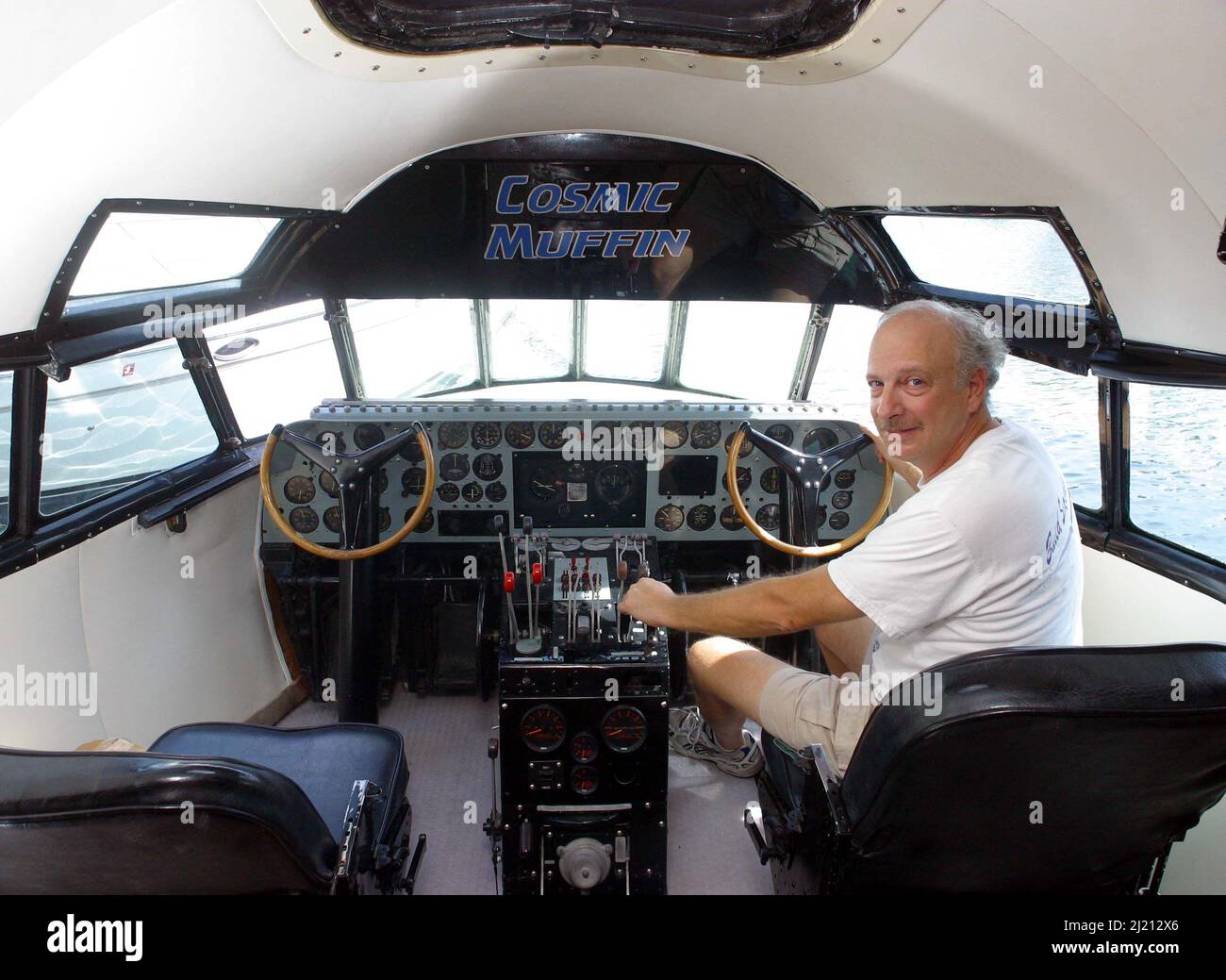 INTERNO DEL COCKPIT CON PROPRIETARIO DAVE DRIMMER . L'IDROVOLANTE È UN'IMBARCAZIONE REALIZZATA CON UN VELIVOLO TERRESTRE ( BOEING 307 STRATOLINER ) PRECEDENTEMENTE DI PROPRIETÀ DI HOWARD HUGHES.FT. LAUDERDALE.USA. FOTO: GARY ROBERTS Foto Stock