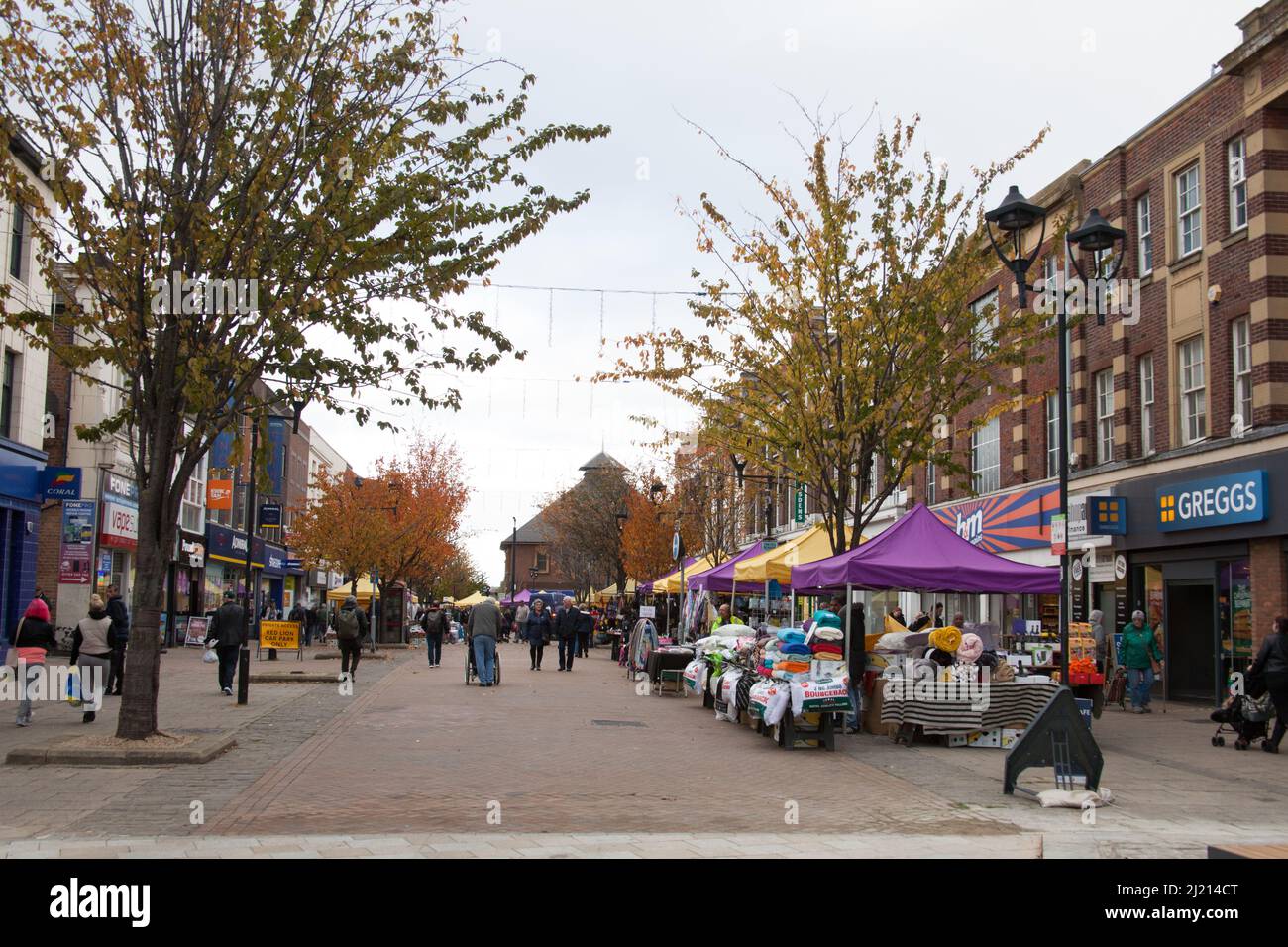 Acquirenti al mercato di Rotherham, South Yorkshire nel Regno Unito Foto Stock